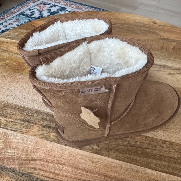 Minnetonka Mini Boots with Plush Lining - Picture 5 of 6